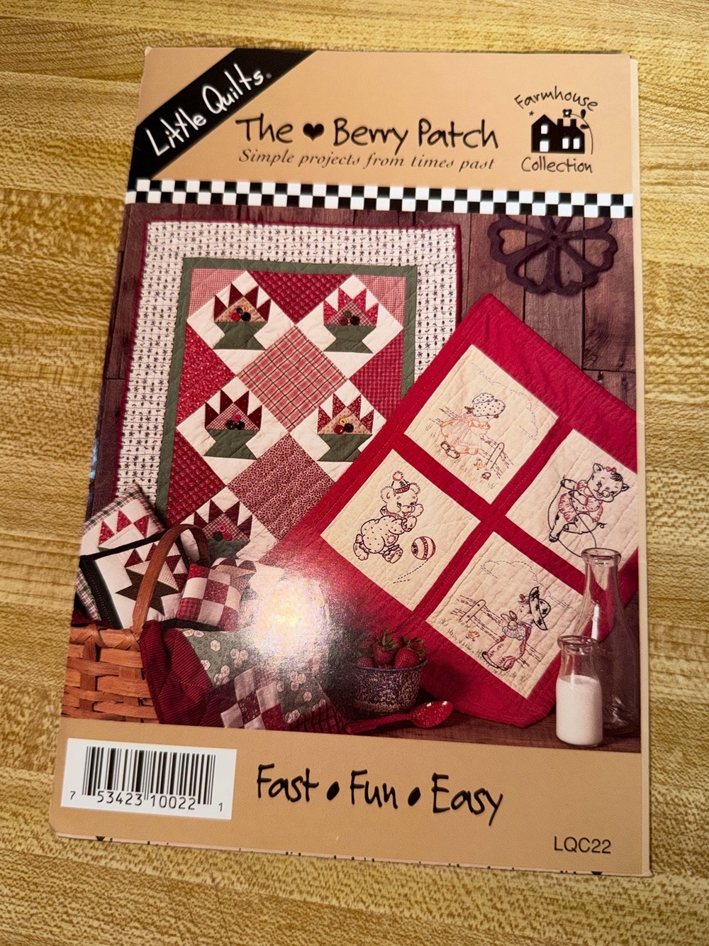1995 The Berry Patch Quilt Pattern - Red and Cream farmhouse‎ collection
